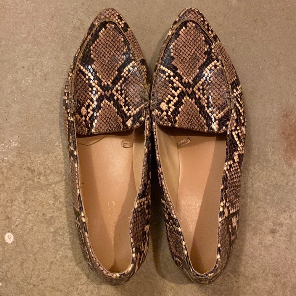 Express pointy snakeskin flats size 8; great condition